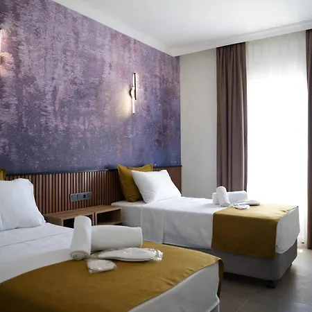 Quatro Life Hotel *